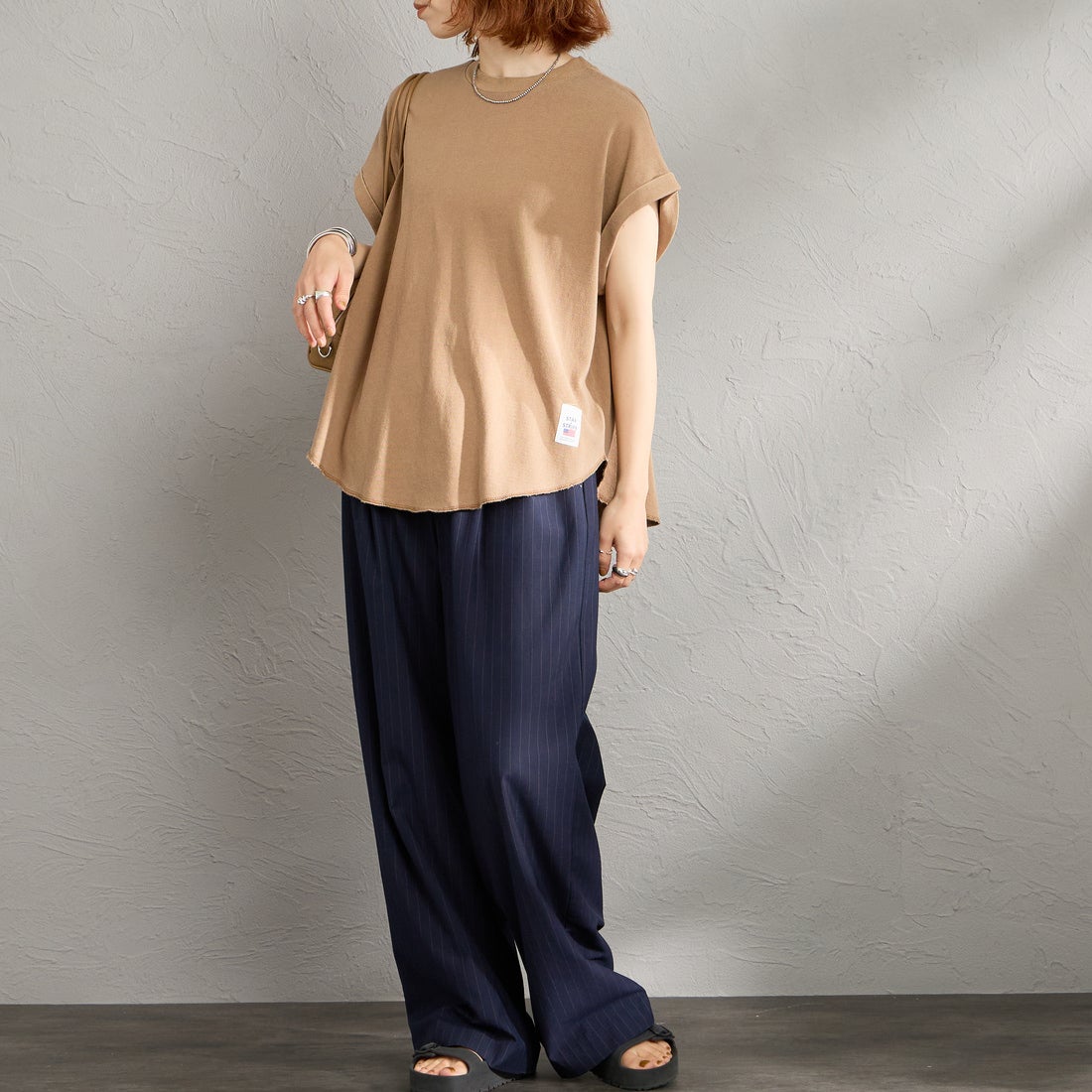 STAR&STRIPE [スターアンドストライプ] 別注 カットオフ ラウンドヘム ロールアップTシャツ [SSMD-213-JF] COCA MOCHA &&モデル身長：158cm 着用サイズ：F&&