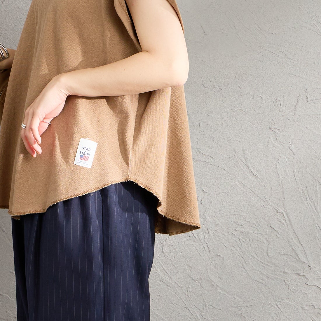 STAR&STRIPE [スターアンドストライプ] 別注 カットオフ ラウンドヘム ロールアップTシャツ [SSMD-213-JF] COCA MOCHA &&モデル身長：158cm 着用サイズ：F&&