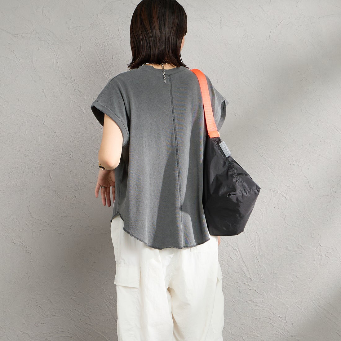 STAR&STRIPE [スターアンドストライプ] 別注 カットオフ ラウンドヘム ロールアップTシャツ [SSMD-213-JF] ANTHRACITE &&モデル身長：160cm 着用サイズ：F&&