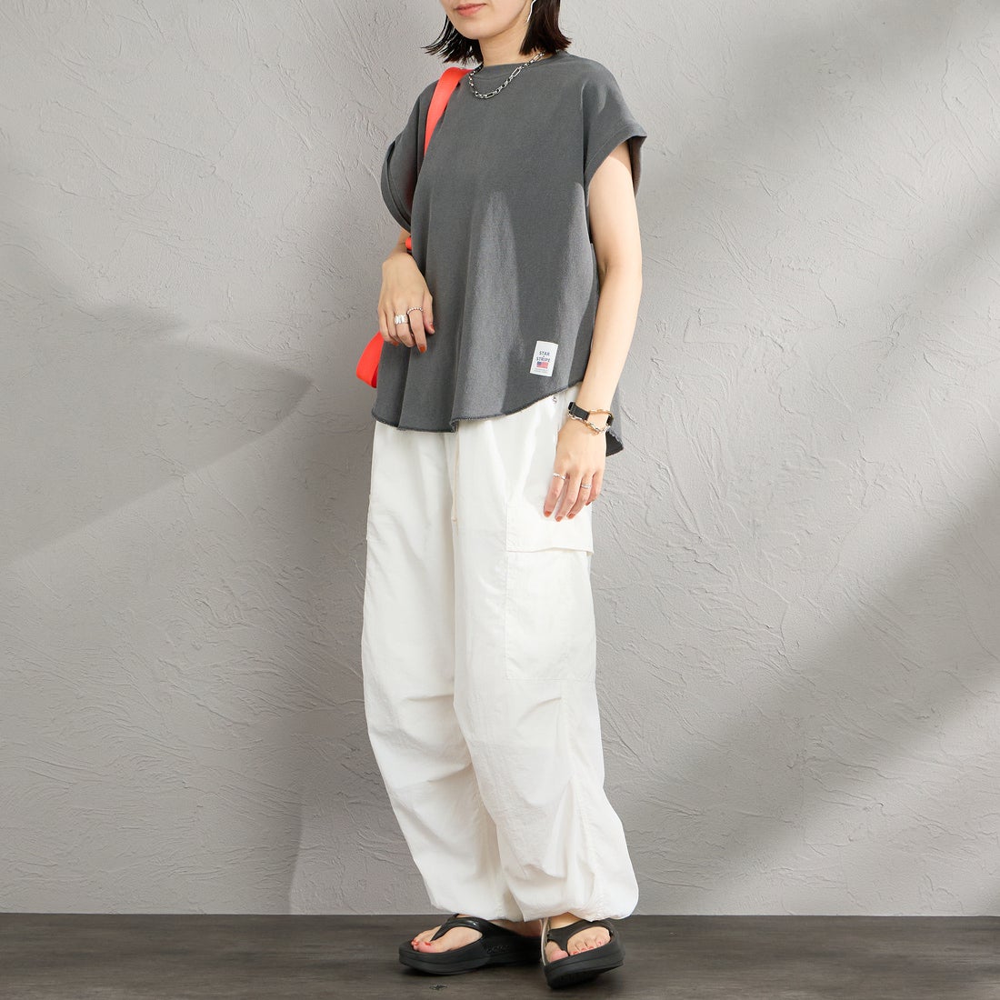 STAR&STRIPE [スターアンドストライプ] 別注 カットオフ ラウンドヘム ロールアップTシャツ [SSMD-213-JF] ANTHRACITE &&モデル身長：160cm 着用サイズ：F&&