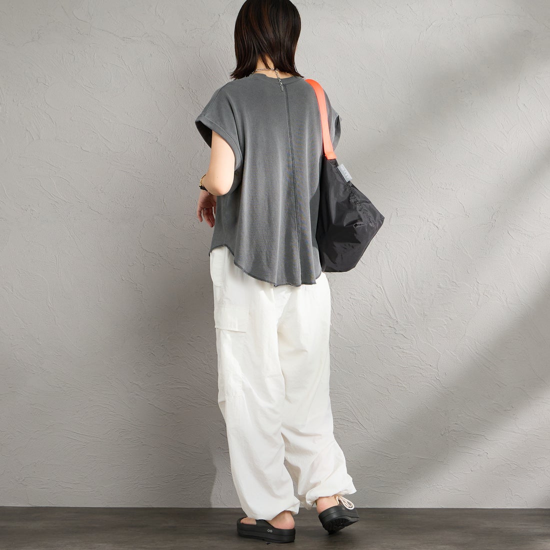 STAR&STRIPE [スターアンドストライプ] 別注 カットオフ ラウンドヘム ロールアップTシャツ [SSMD-213-JF] ANTHRACITE &&モデル身長：160cm 着用サイズ：F&&