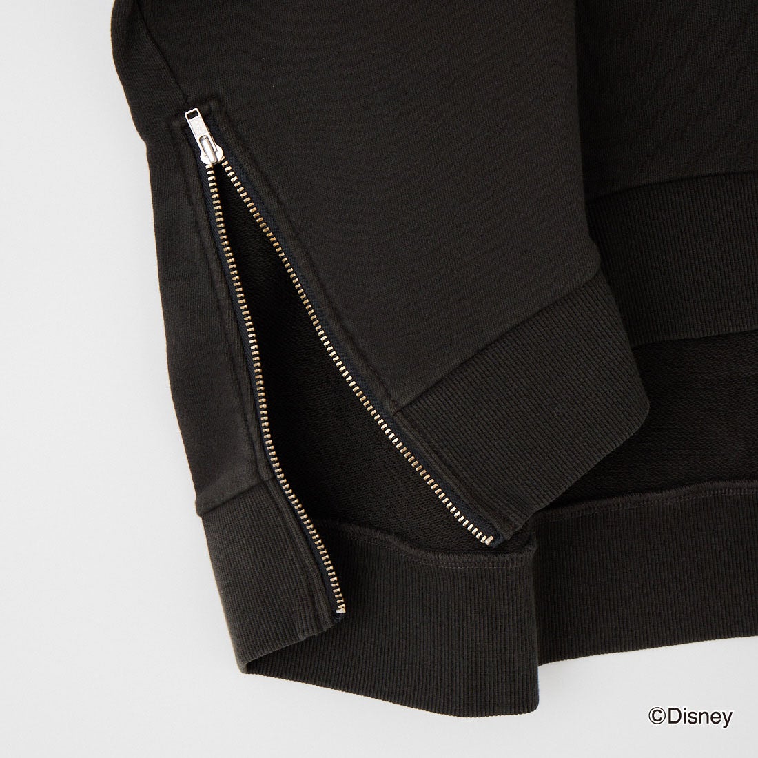 +81 BRANCA [ハチイチブランカ] MICKEY MOUSE/サイドジップショートスリーブTシャツ [81B-26SS-CS10] CHARCOAL