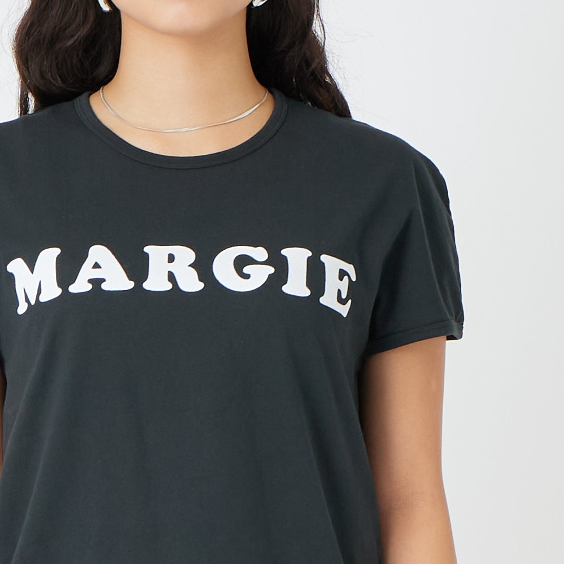 MM6 Maison Margiela [エムエムシックス メゾン マルジェラ] ショートスリーブロゴTシャツ [S62GD0212-M20108] 900 BLACK &&モデル身長：162cm 着用サイズ：S&&on Margiela [エムエムシックス メゾン マルジェラ] ショートスリーブロゴTシャツ [S62GD0212-M20108] 101 OFF WH