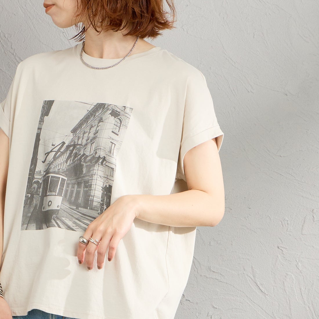MICA&DEAL [マイカアンドディール] フォトプリントラウンドヘムTシャツ [0126209112] BEIGE &&モデル身長：158cm 着用サイズ：F&&