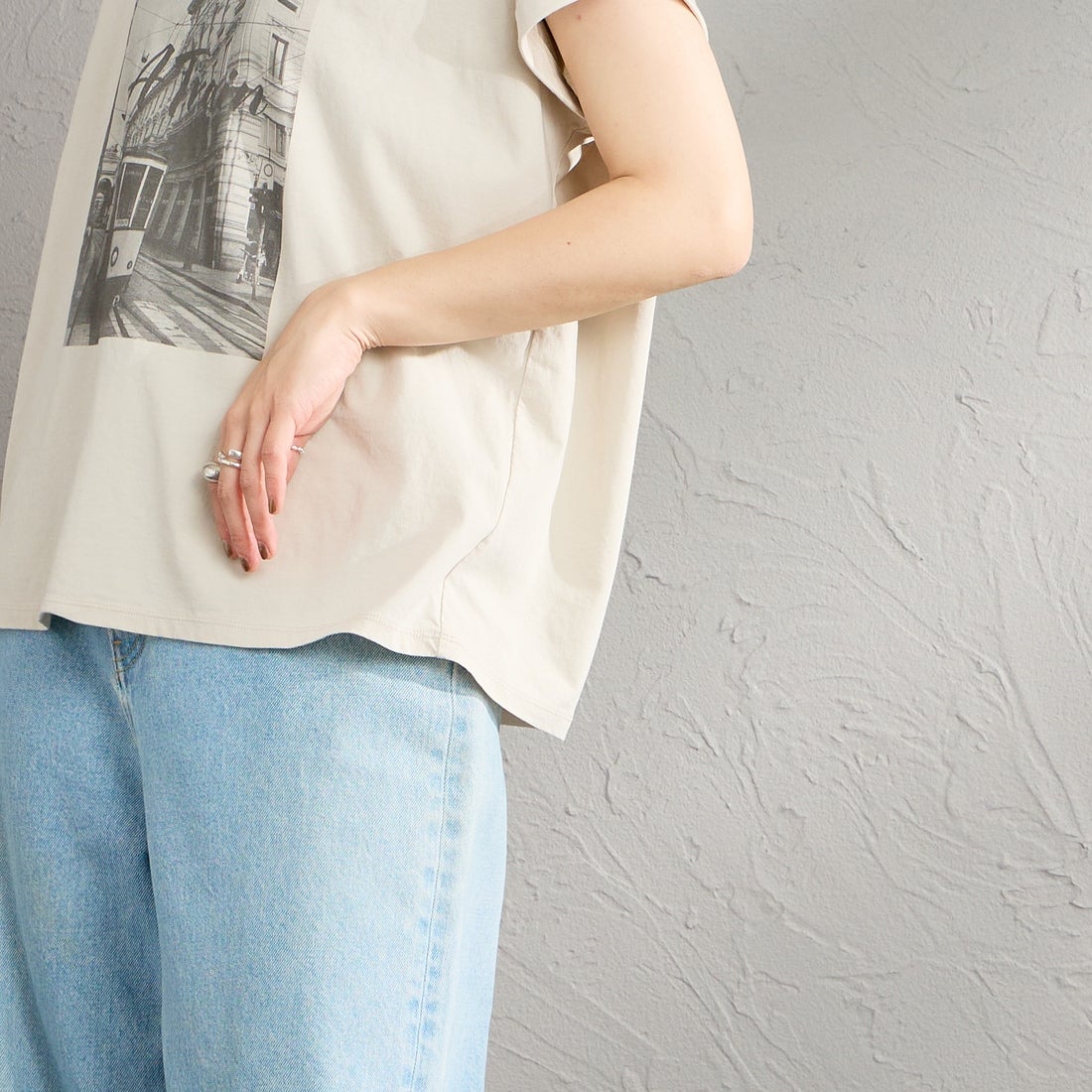 MICA&DEAL [マイカアンドディール] フォトプリントラウンドヘムTシャツ [0126209112] BEIGE &&モデル身長：158cm 着用サイズ：F&&