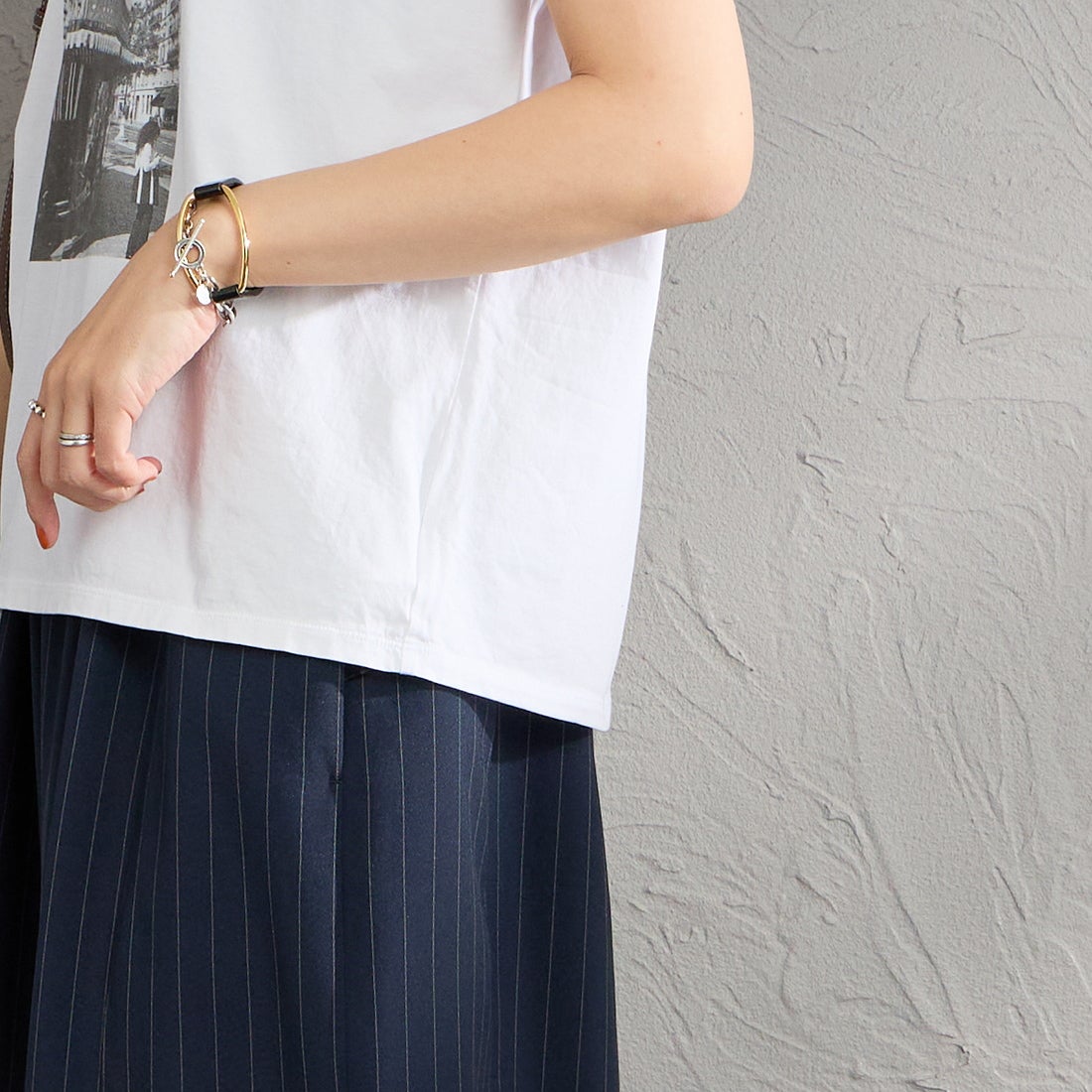 MICA&DEAL [マイカアンドディール] フォトプリントラウンドヘムTシャツ [0126209112] WHITE &&モデル身長：160cm 着用サイズ：F&&