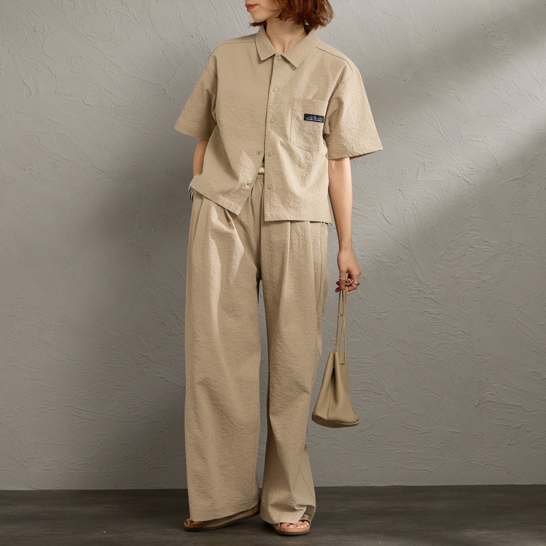 THOUSAND MILE [サウザンド マイル] 別注 シアサッカー サマーバケーション ワイドパンツセットアップ [TM261SS50812-JF] 23 BEIGE &&モデル身長：158cm 着用サイズ：F&&