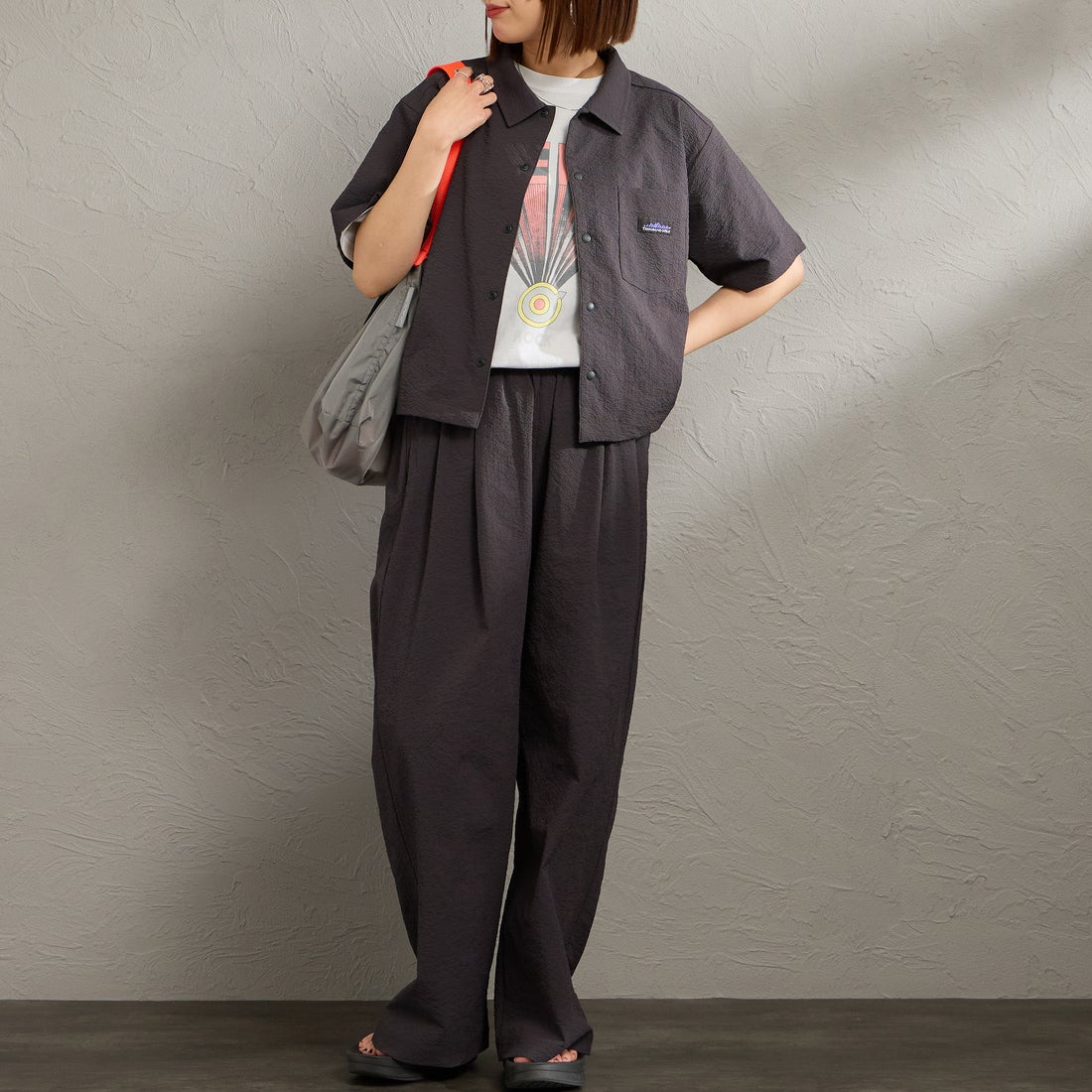 THOUSAND MILE [サウザンド マイル] 別注 シアサッカー サマーバケーション ワイドパンツセットアップ [TM261SS50812-JF] 19 CHARCOA &&モデル身長：159cm 着用サイズ：F&&