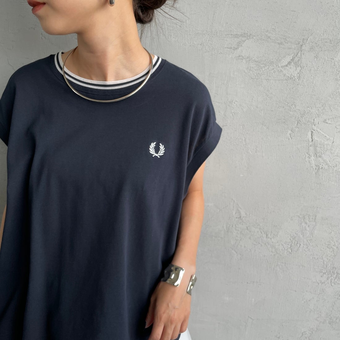 FRED PERRY [フレッドペリー] シアーティップラインノースリーブTシャツ [G2175] 608 NAVY &&モデル身長：150cm 着用サイズ：10&&