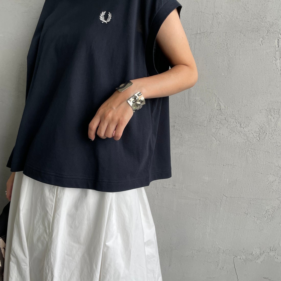 FRED PERRY [フレッドペリー] シアーティップラインノースリーブTシャツ [G2175] 608 NAVY &&モデル身長：150cm 着用サイズ：10&&