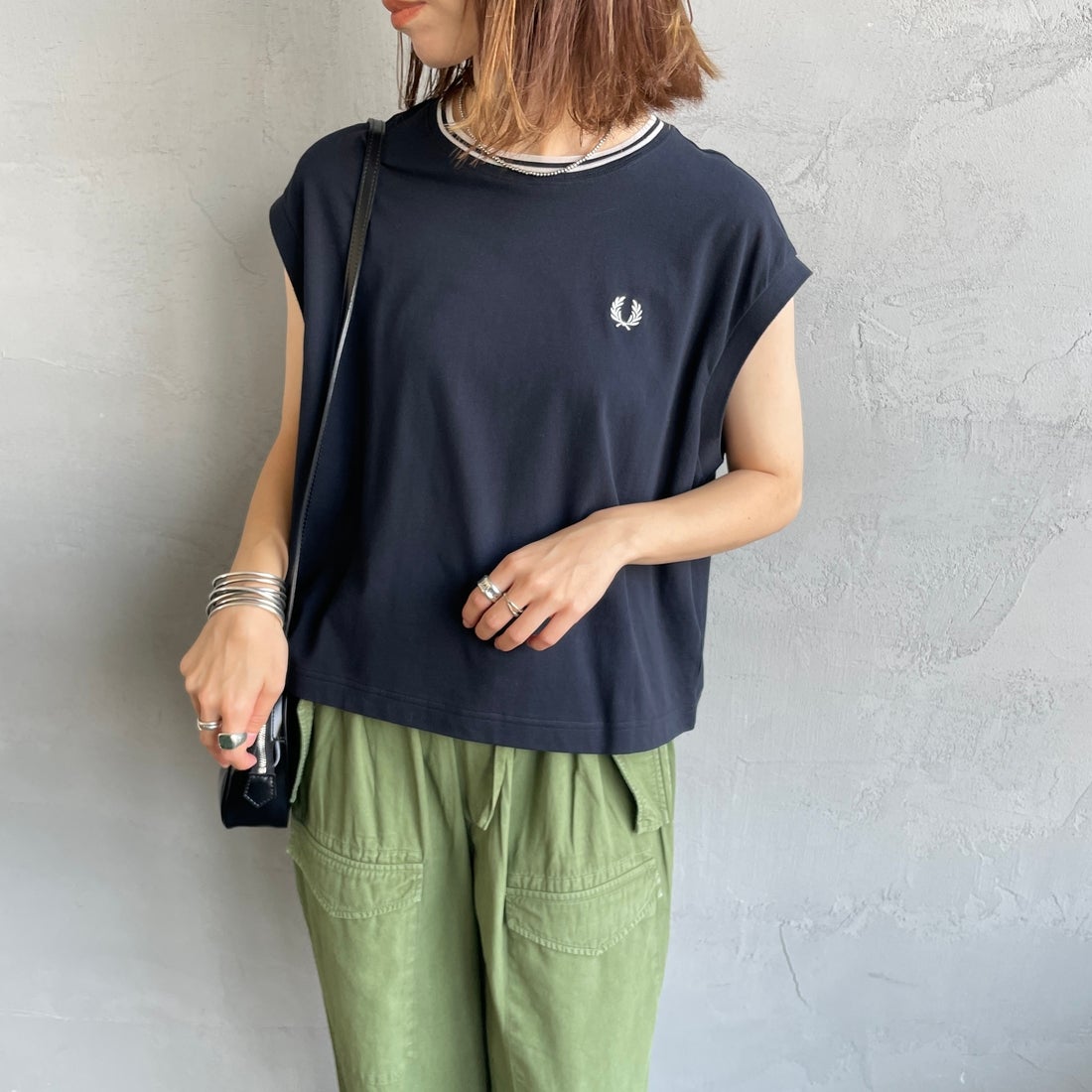 FRED PERRY [フレッドペリー] シアーティップラインノースリーブTシャツ [G2175] 608 NAVY &&モデル身長：158cm 着用サイズ：10&&