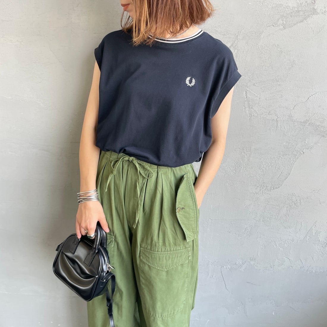 FRED PERRY [フレッドペリー] シアーティップラインノースリーブTシャツ [G2175] 608 NAVY &&モデル身長：158cm 着用サイズ：10&&