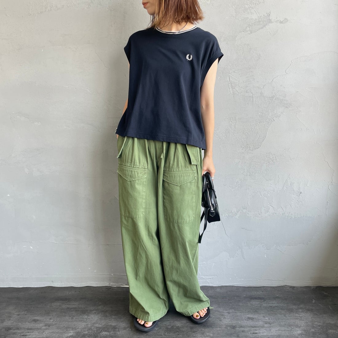 FRED PERRY [フレッドペリー] シアーティップラインノースリーブTシャツ [G2175] 608 NAVY &&モデル身長：158cm 着用サイズ：10&&
