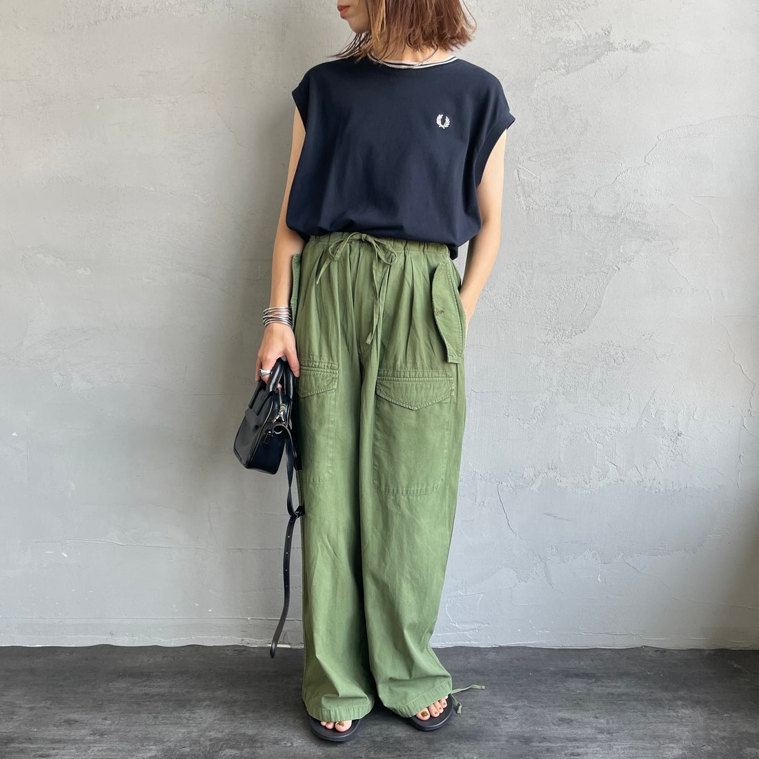 FRED PERRY [フレッドペリー] シアーティップラインノースリーブTシャツ [G2175] 608 NAVY &&モデル身長：158cm 着用サイズ：10&&