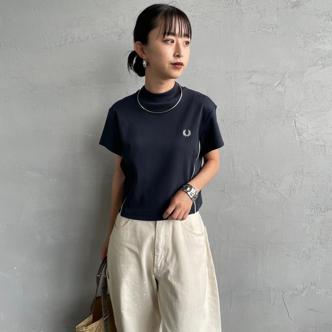 FRED PERRY [フレッドペリー] パイピングシームモックネックTシャツ [G2165] 608 NAVY &&モデル身長：150cm 着用サイズ：10&&