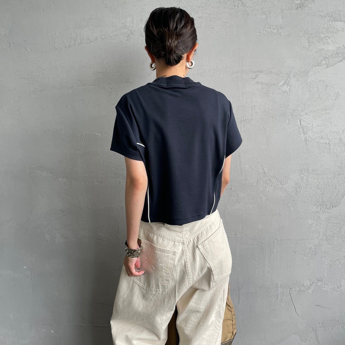 FRED PERRY [フレッドペリー] パイピングシームモックネックTシャツ [G2165] 608 NAVY &&モデル身長：150cm 着用サイズ：10&&