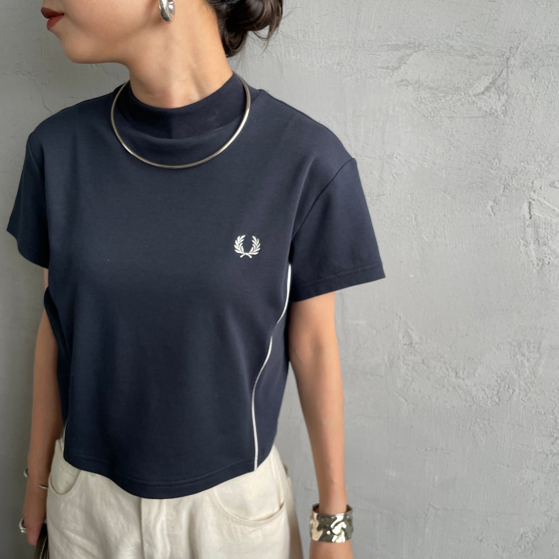 FRED PERRY [フレッドペリー] パイピングシームモックネックTシャツ [G2165] 608 NAVY &&モデル身長：150cm 着用サイズ：10&&