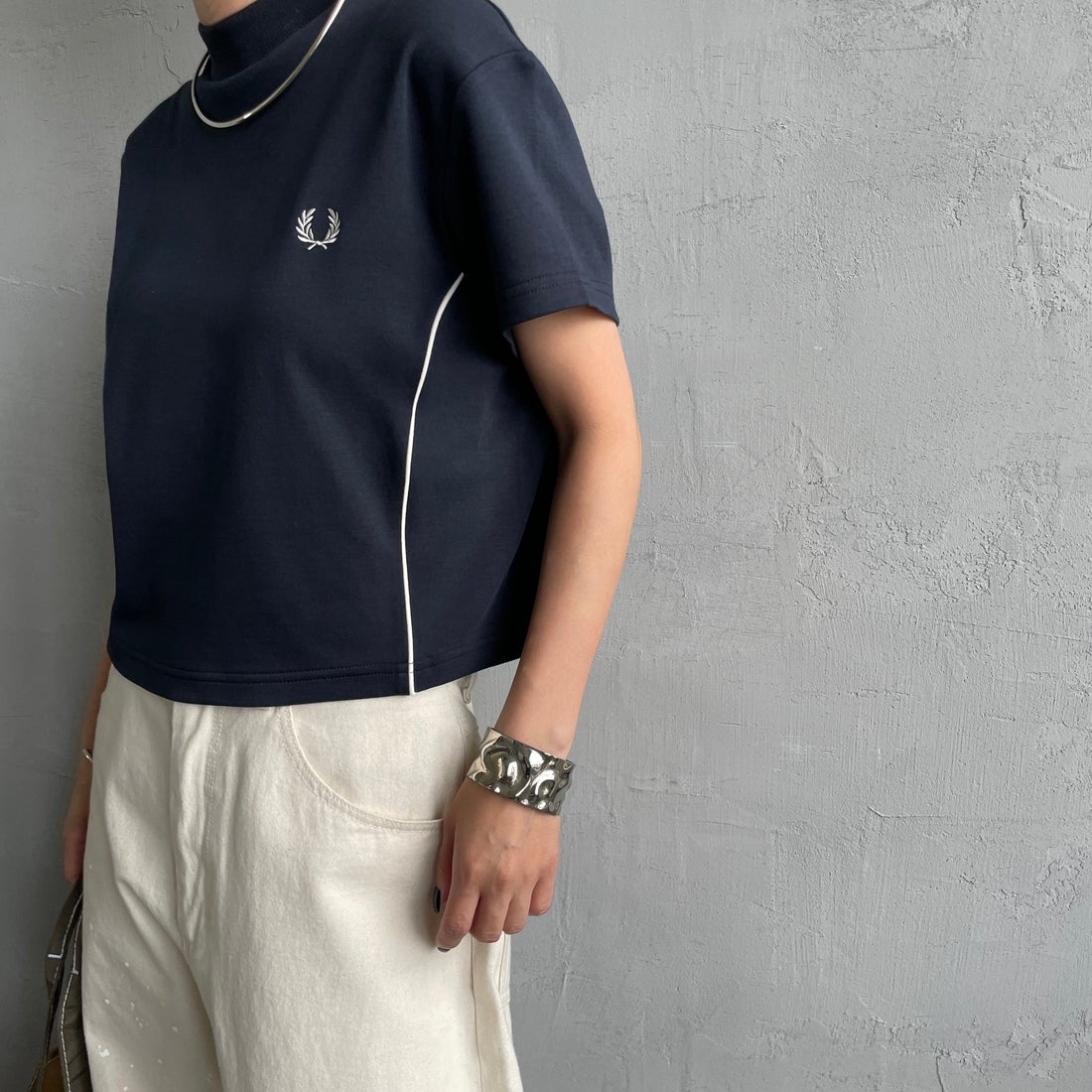 FRED PERRY [フレッドペリー] パイピングシームモックネックTシャツ [G2165] 608 NAVY &&モデル身長：150cm 着用サイズ：10&&