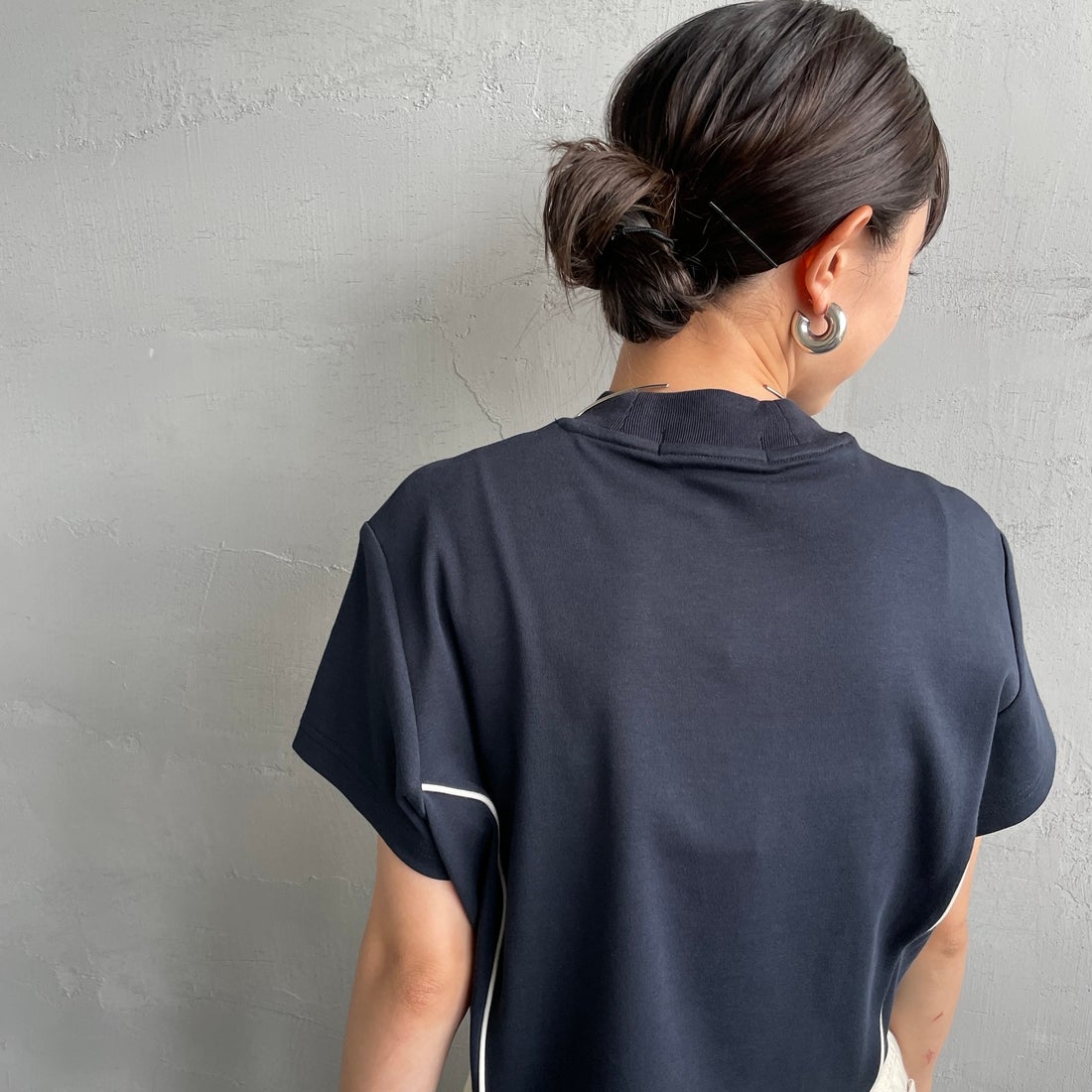 FRED PERRY [フレッドペリー] パイピングシームモックネックTシャツ [G2165] 608 NAVY &&モデル身長：150cm 着用サイズ：10&&