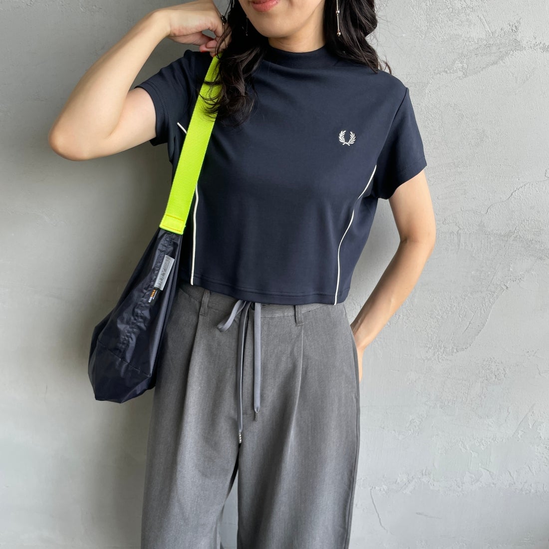 FRED PERRY [フレッドペリー] パイピングシームモックネックTシャツ [G2165] 608 NAVY &&モデル身長：160cm 着用サイズ：10&&