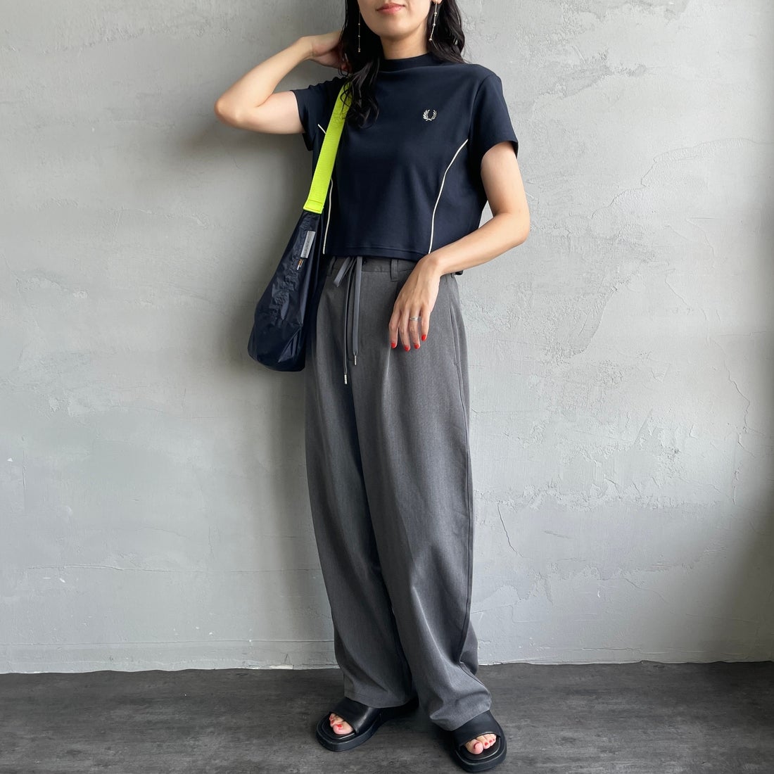 FRED PERRY [フレッドペリー] パイピングシームモックネックTシャツ [G2165] 608 NAVY &&モデル身長：160cm 着用サイズ：10&&