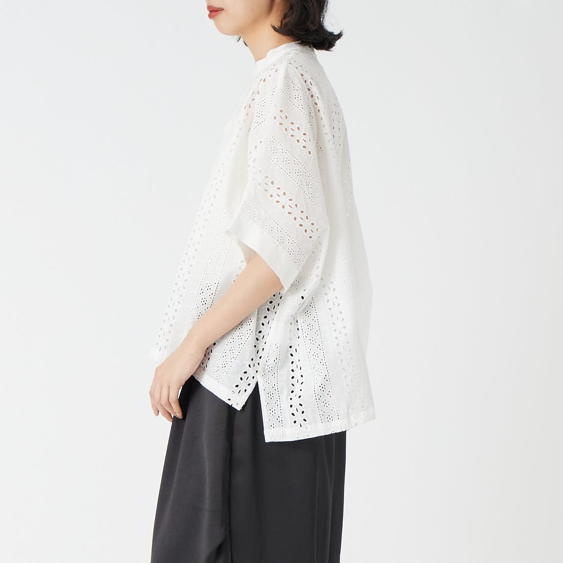 Vincent et Mireille [ヴァンソン エ ミレイユ] カットワークレーススリーブレスブラウス [VM261HB11022] 01 WHITE &&モデル身長：162cm 着用サイズ：36&&