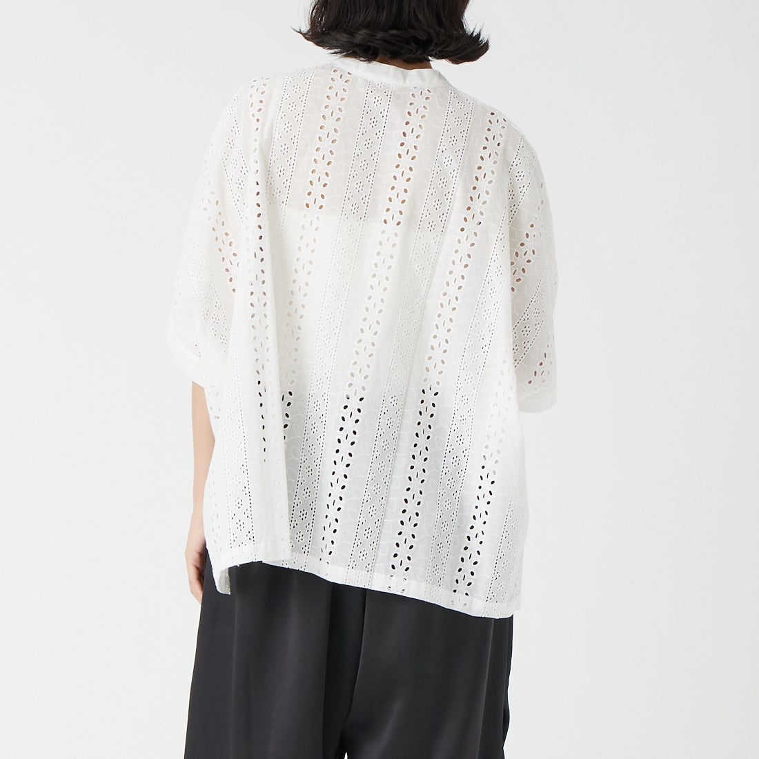 Vincent et Mireille [ヴァンソン エ ミレイユ] カットワークレーススリーブレスブラウス [VM261HB11022] 01 WHITE &&モデル身長：162cm 着用サイズ：36&&