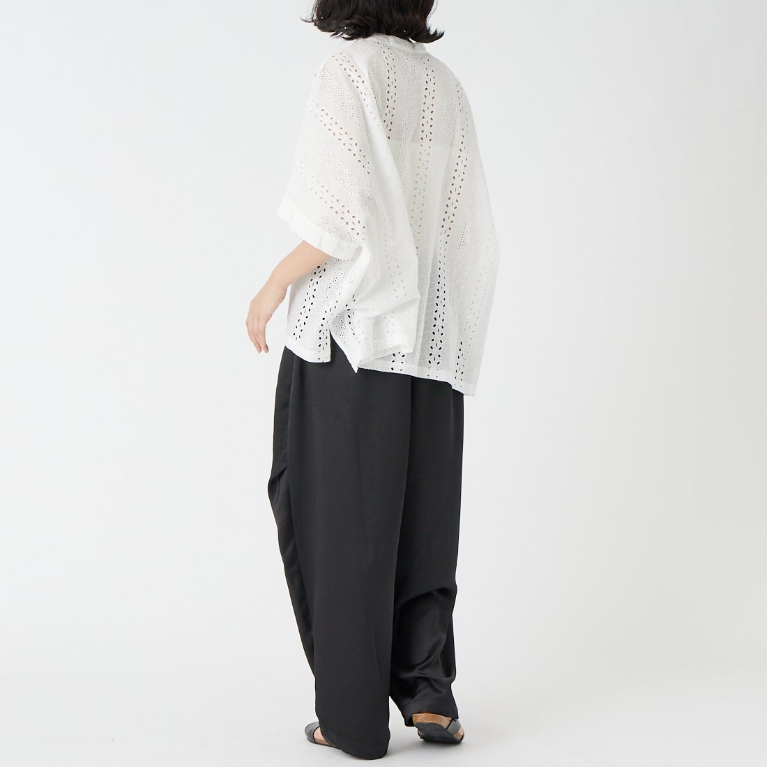 Vincent et Mireille [ヴァンソン エ ミレイユ] カットワークレーススリーブレスブラウス [VM261HB11022] 01 WHITE &&モデル身長：162cm 着用サイズ：36&&