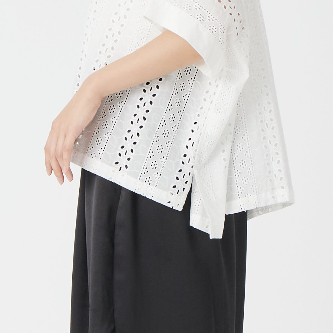 Vincent et Mireille [ヴァンソン エ ミレイユ] カットワークレーススリーブレスブラウス [VM261HB11022] 01 WHITE &&モデル身長：162cm 着用サイズ：36&&