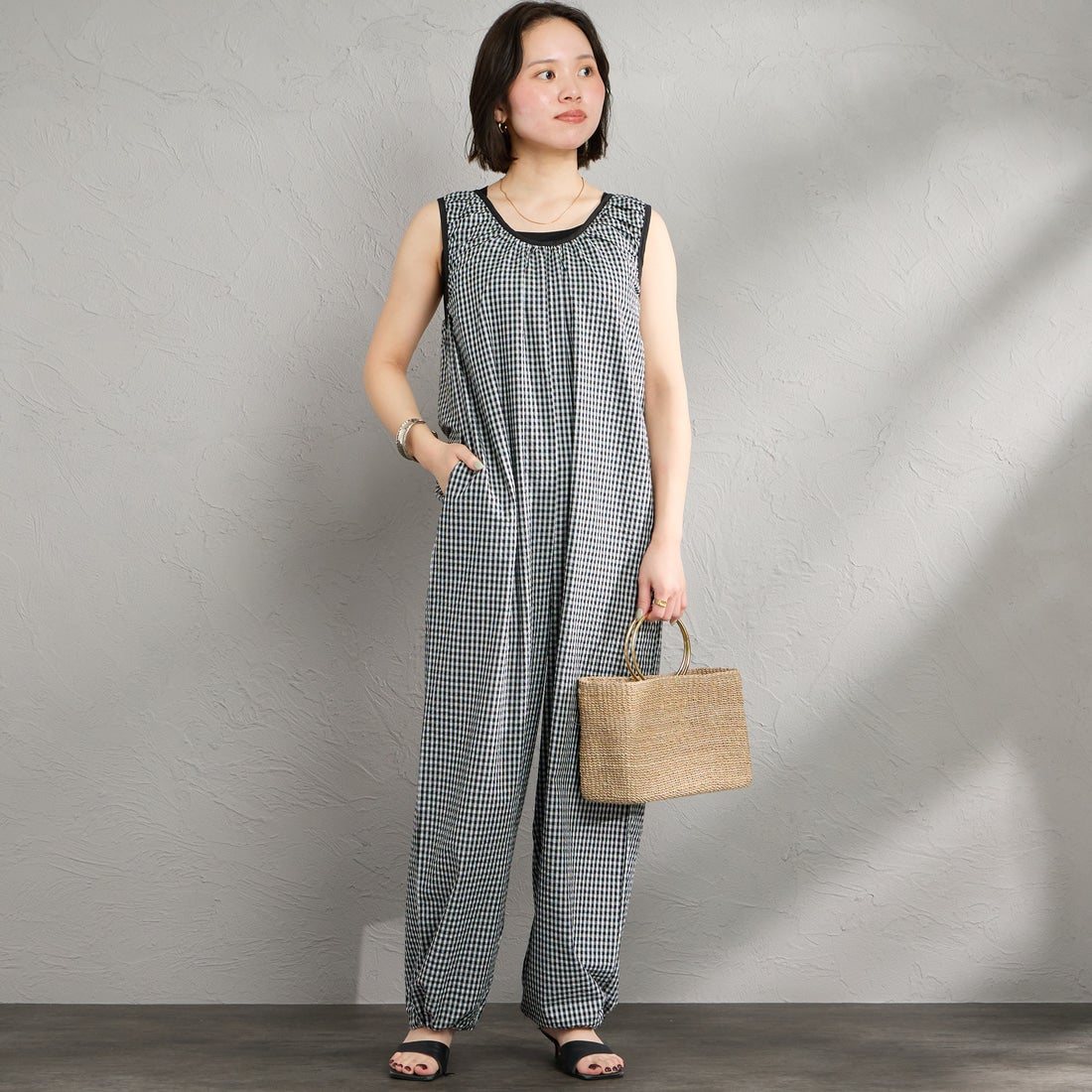 nenom [ネノム] ギャザーサッカー チェック柄ロンパース [NE26312013] 09 BLACK &&モデル身長：160cm 着用サイズ：F&&