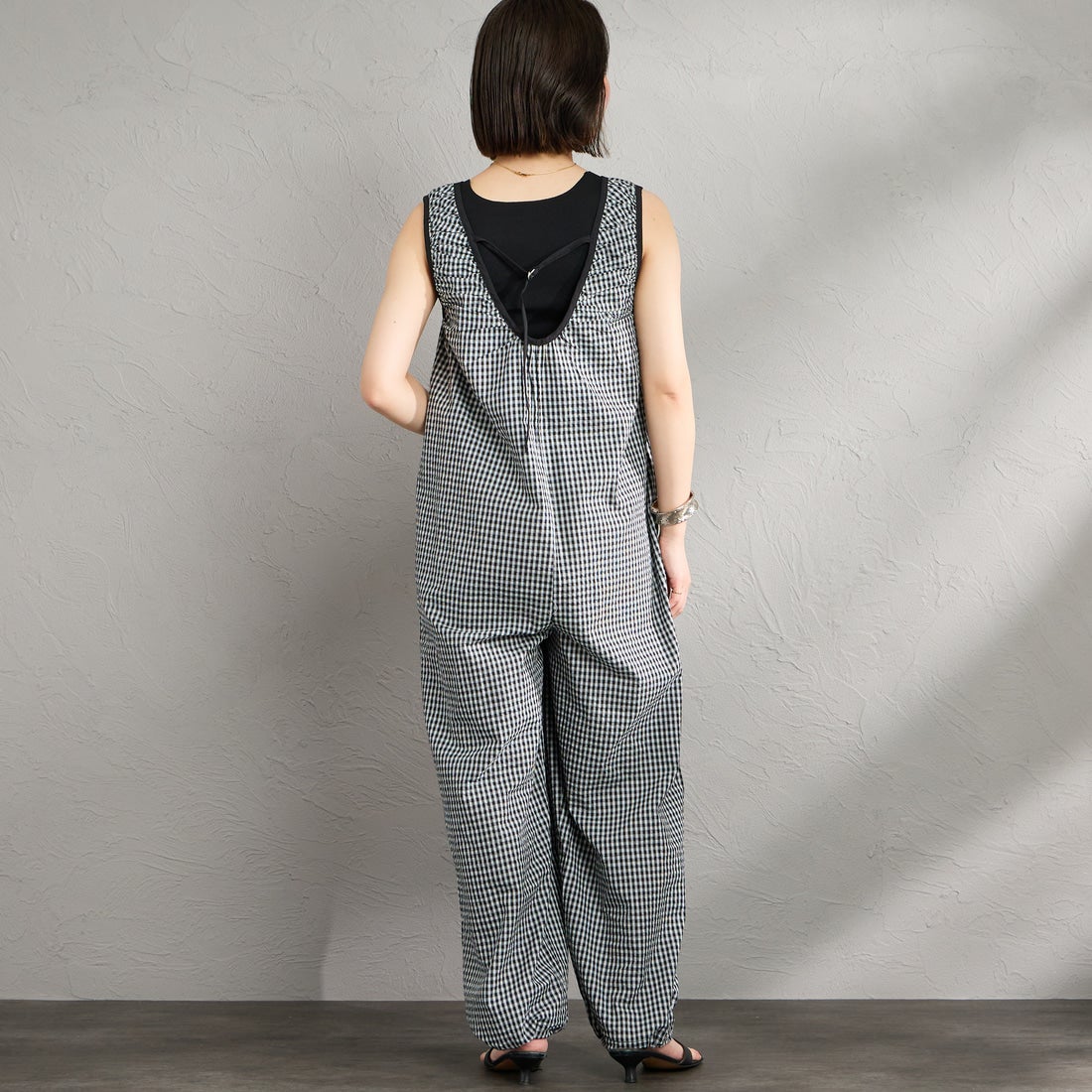 nenom [ネノム] ギャザーサッカー チェック柄ロンパース [NE26312013] 09 BLACK &&モデル身長：160cm 着用サイズ：F&&