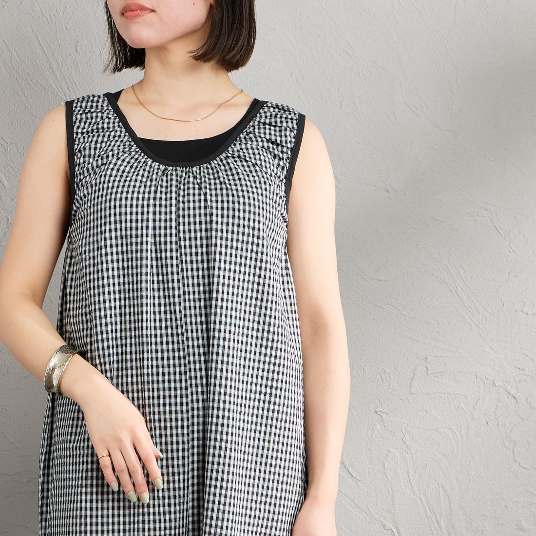 nenom [ネノム] ギャザーサッカー チェック柄ロンパース [NE26312013] 09 BLACK &&モデル身長：160cm 着用サイズ：F&&