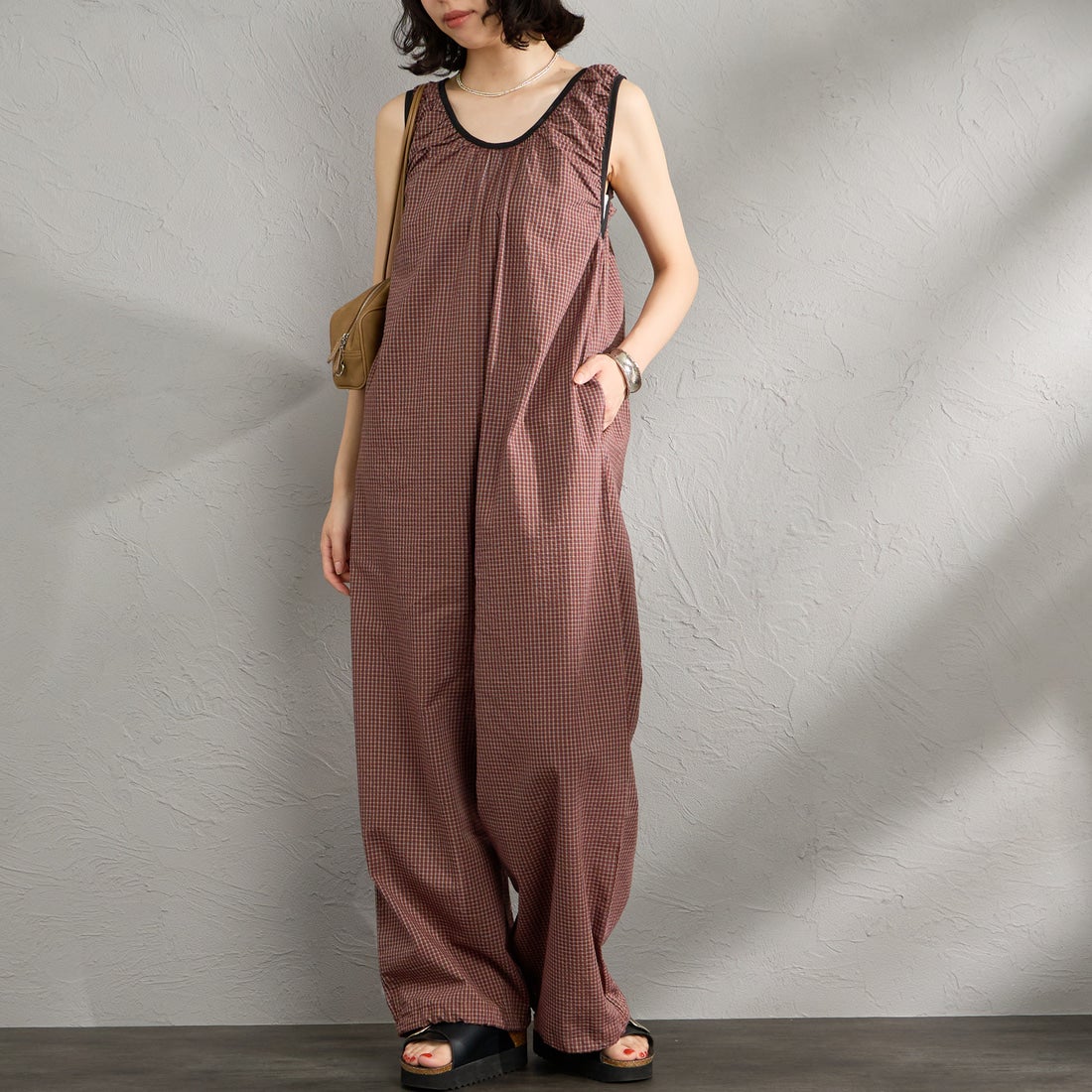 nenom [ネノム] ギャザーサッカー チェック柄ロンパース [NE26312013] 28 BROWN &&モデル身長：162cm 着用サイズ：F&&