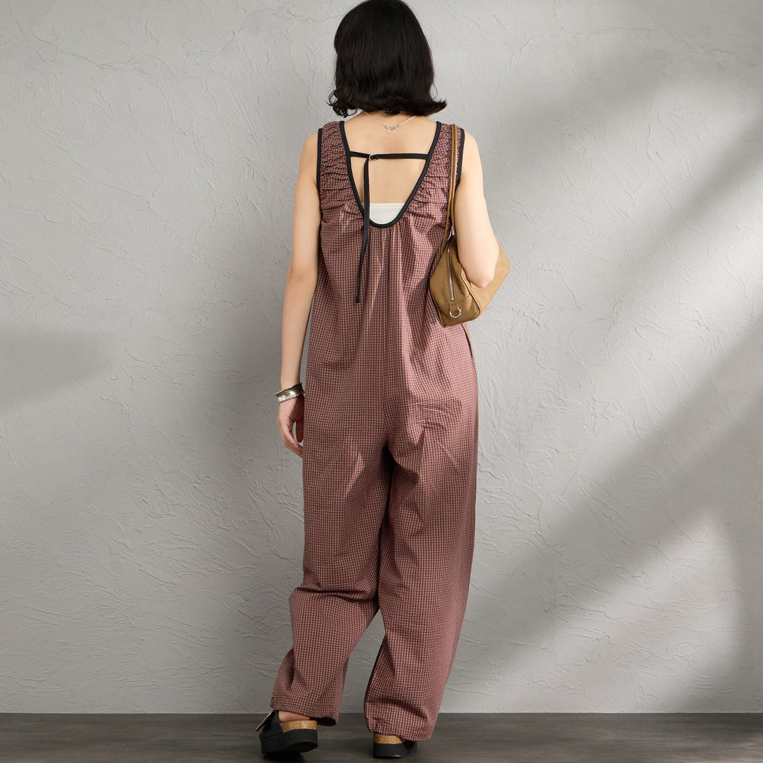 nenom [ネノム] ギャザーサッカー チェック柄ロンパース [NE26312013] 28 BROWN &&モデル身長：162cm 着用サイズ：F&&