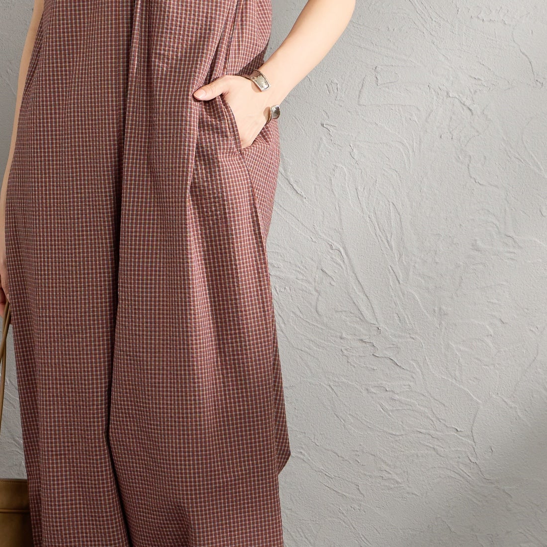 nenom [ネノム] ギャザーサッカー チェック柄ロンパース [NE26312013] 28 BROWN &&モデル身長：162cm 着用サイズ：F&&