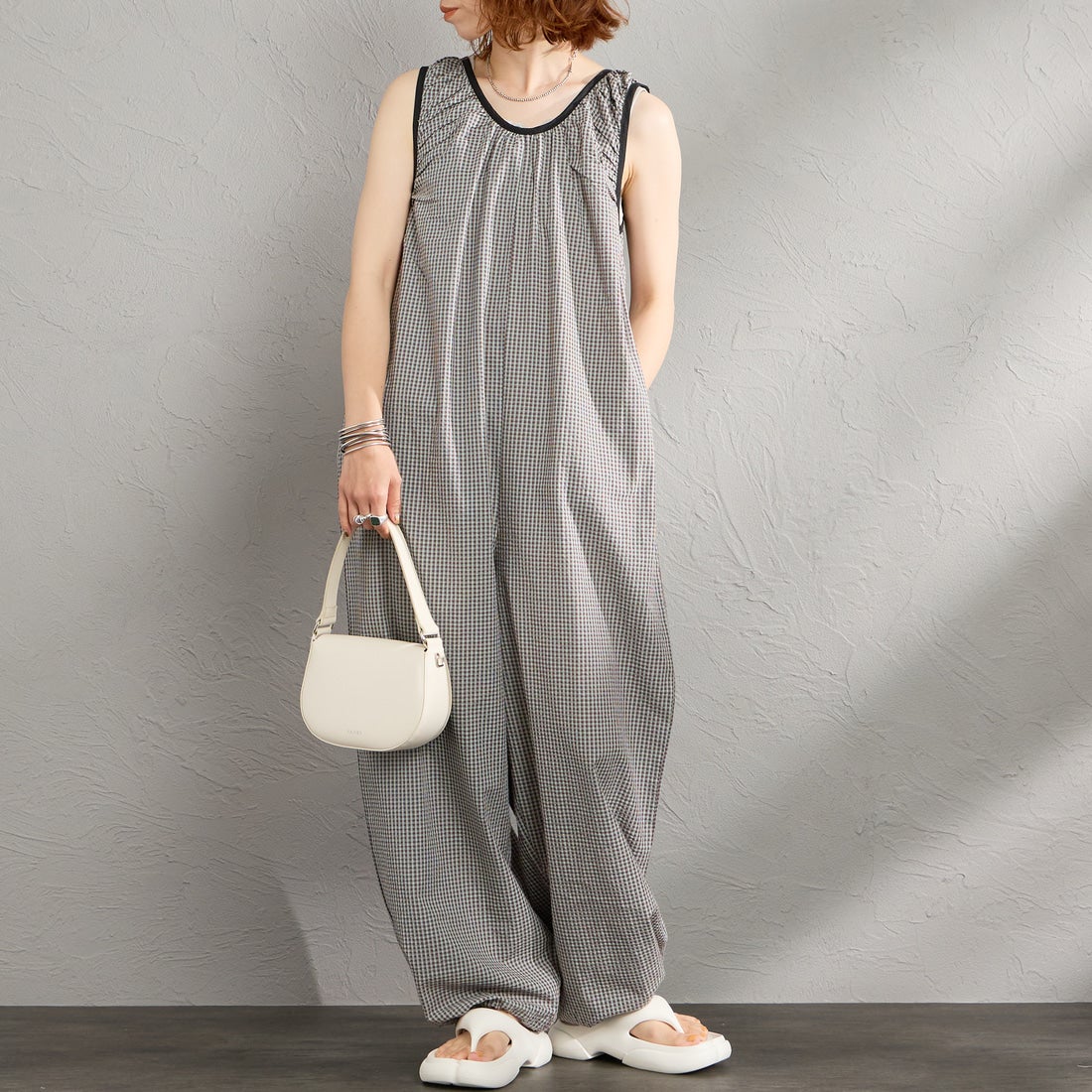 nenom [ネノム] ギャザーサッカー チェック柄ロンパース [NE26312013] 10 SAX &&モデル身長：158cm 着用サイズ：F&&