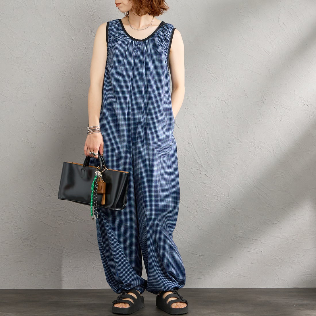 nenom [ネノム] ギャザーサッカー チェック柄ロンパース [NE26312013] 12 BLUE &&モデル身長：158cm 着用サイズ：F&&