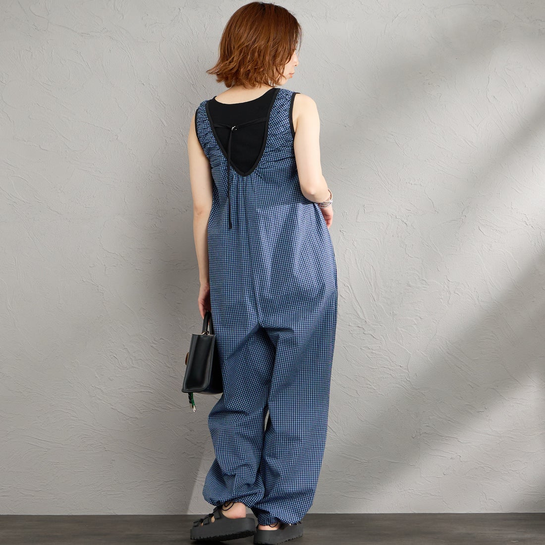 nenom [ネノム] ギャザーサッカー チェック柄ロンパース [NE26312013] 12 BLUE &&モデル身長：158cm 着用サイズ：F&&