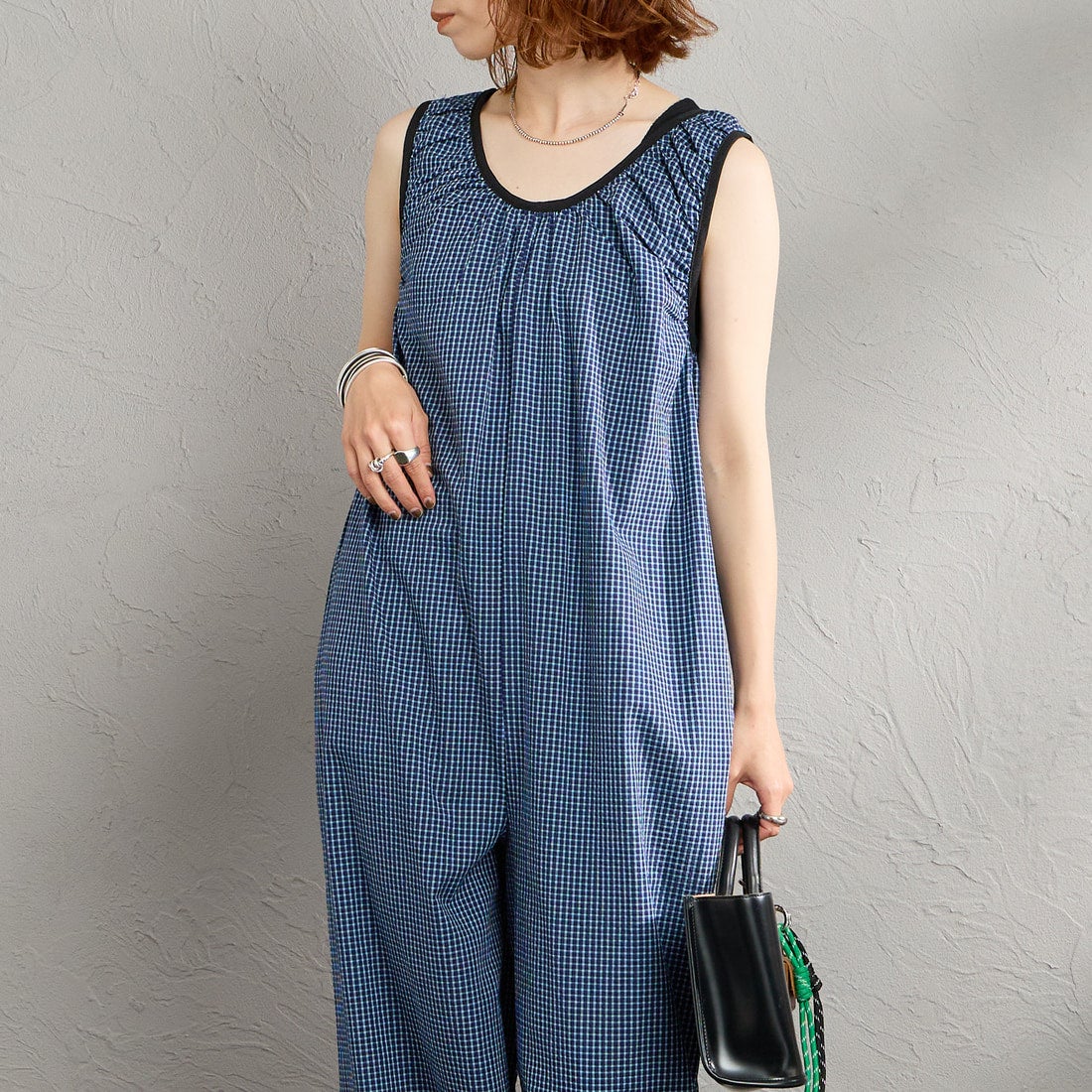 nenom [ネノム] ギャザーサッカー チェック柄ロンパース [NE26312013] 12 BLUE &&モデル身長：158cm 着用サイズ：F&&