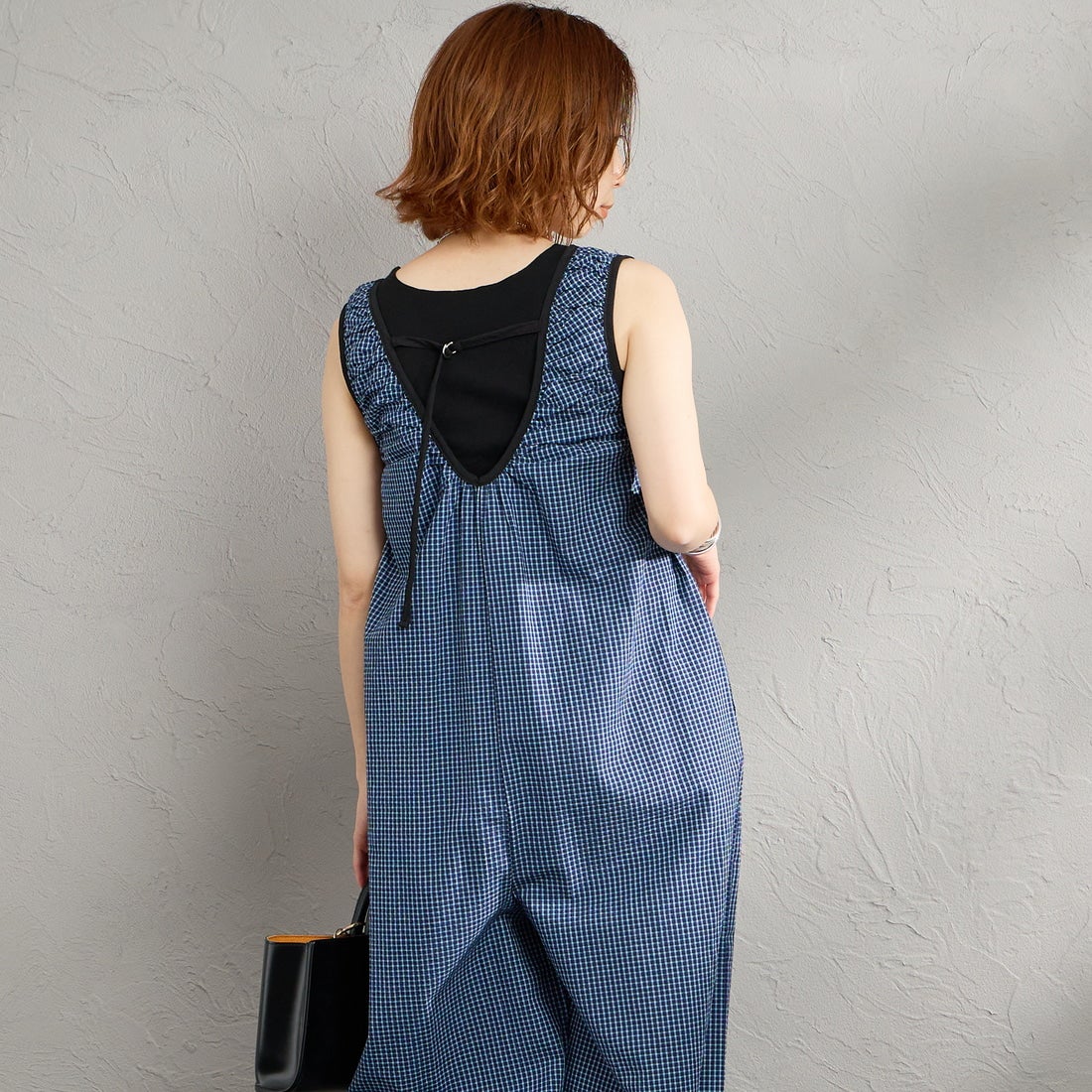 nenom [ネノム] ギャザーサッカー チェック柄ロンパース [NE26312013] 12 BLUE &&モデル身長：158cm 着用サイズ：F&&