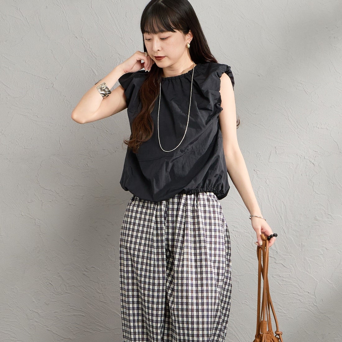 nenom [ネノム] 2WAY キャップスリーブ バルーンシャツブラウス [NE26312022] 09 BLACK &&モデル身長：150cm 着用サイズ：F&&