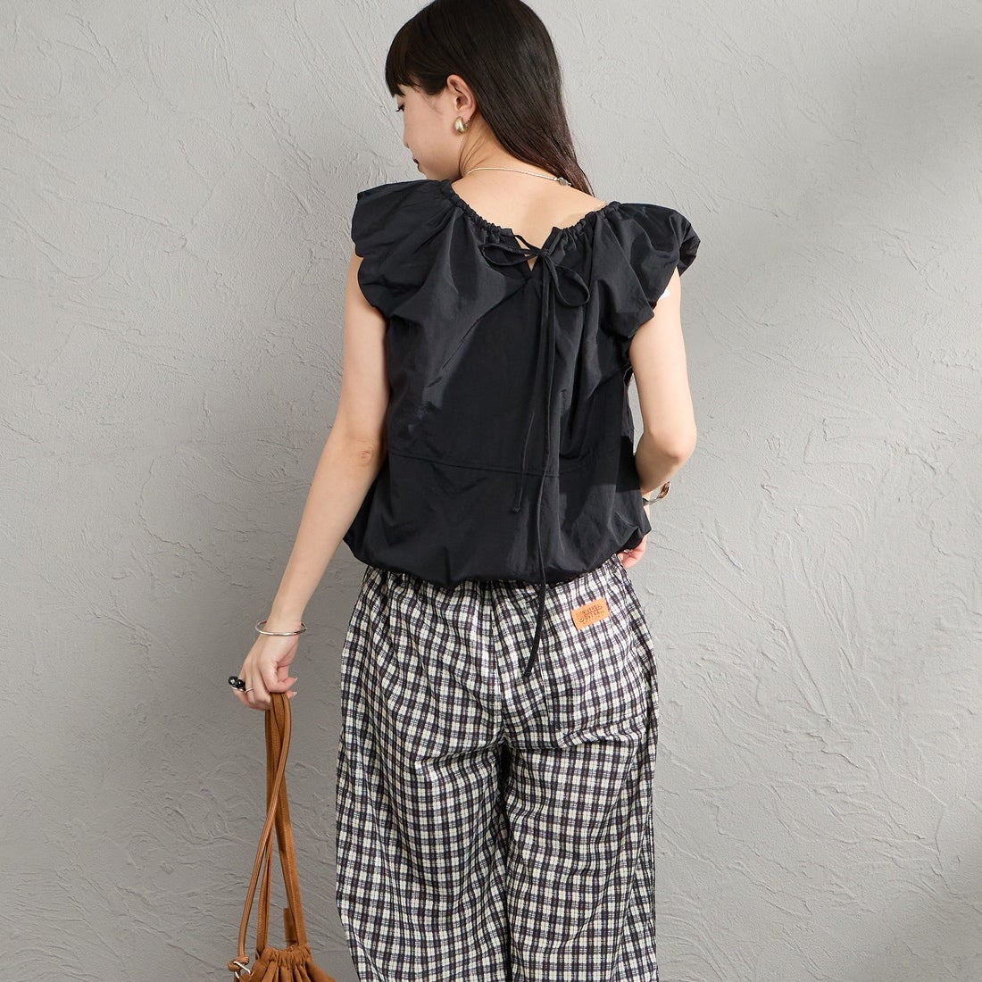 nenom [ネノム] 2WAY キャップスリーブ バルーンシャツブラウス [NE26312022] 09 BLACK &&モデル身長：150cm 着用サイズ：F&&