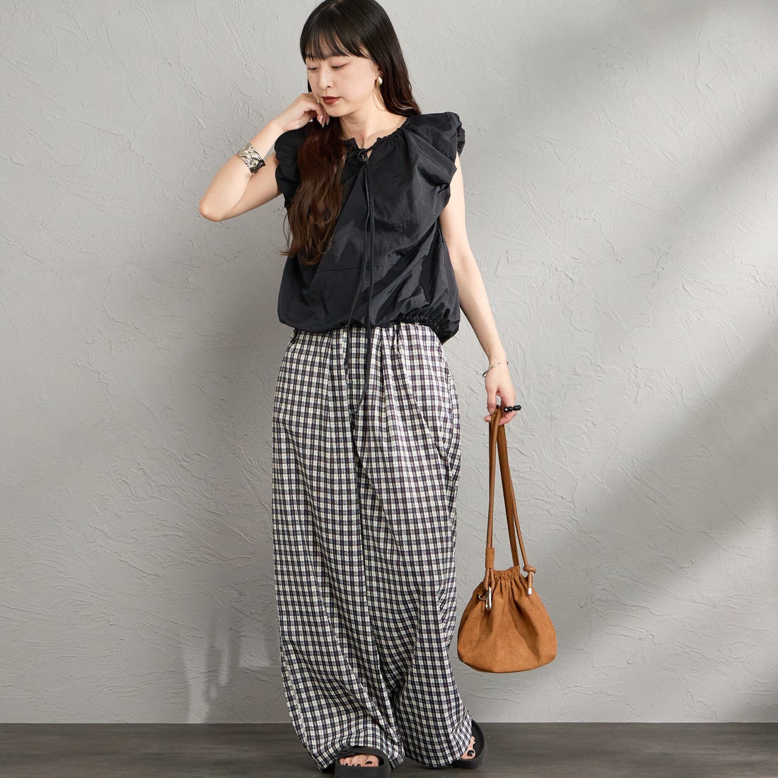 nenom [ネノム] 2WAY キャップスリーブ バルーンシャツブラウス [NE26312022] 09 BLACK &&モデル身長：150cm 着用サイズ：F&&