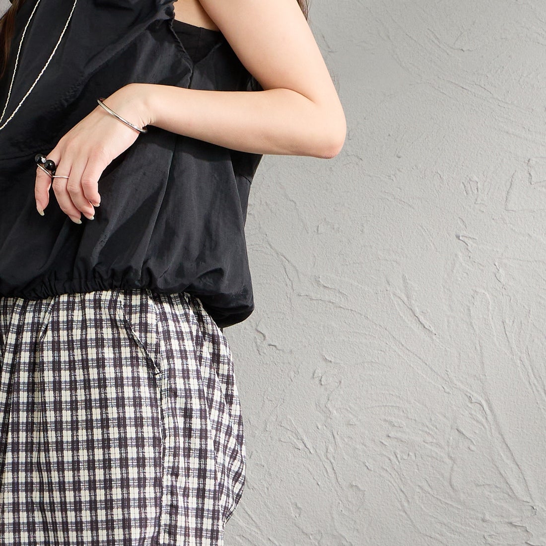 nenom [ネノム] 2WAY キャップスリーブ バルーンシャツブラウス [NE26312022] 09 BLACK &&モデル身長：150cm 着用サイズ：F&&