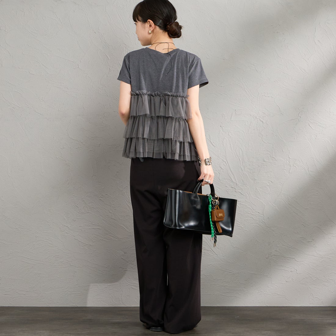 nenom [ネノム] チュールドッキング ショートスリーブカーディガン [NE26322005] 08 CHARCOA &&モデル身長：150cm 着用サイズ：F&&[ネノム] チュールドッキング ショートスリーブカーディガン [NE26322005] 08 CHARCOA