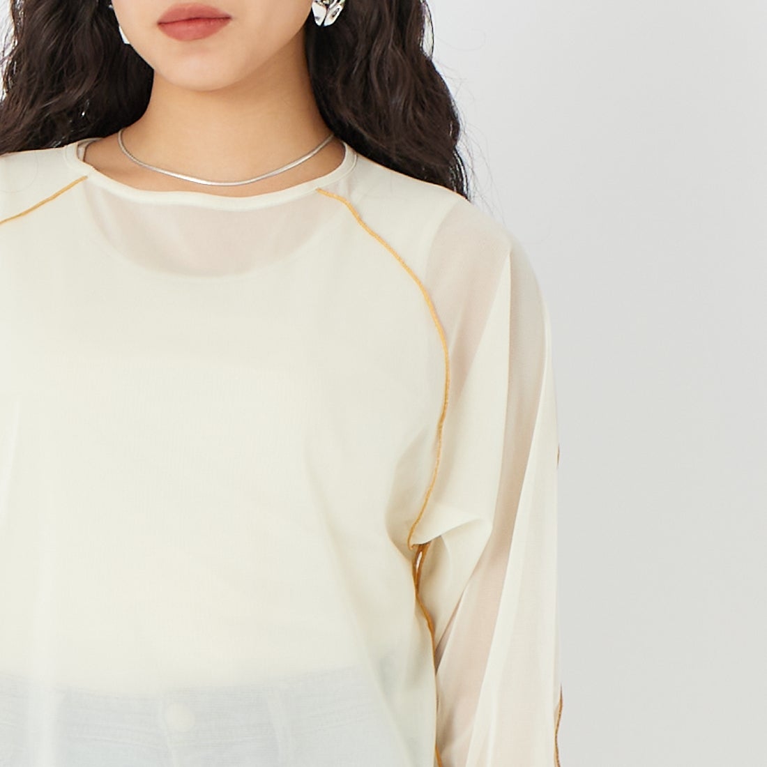 KHA:KI [カーキ] カラーステッチ シアートップ [MIL26HCS3484] LTYELLOW &&モデル身長：162cm 着用サイズ：1&&