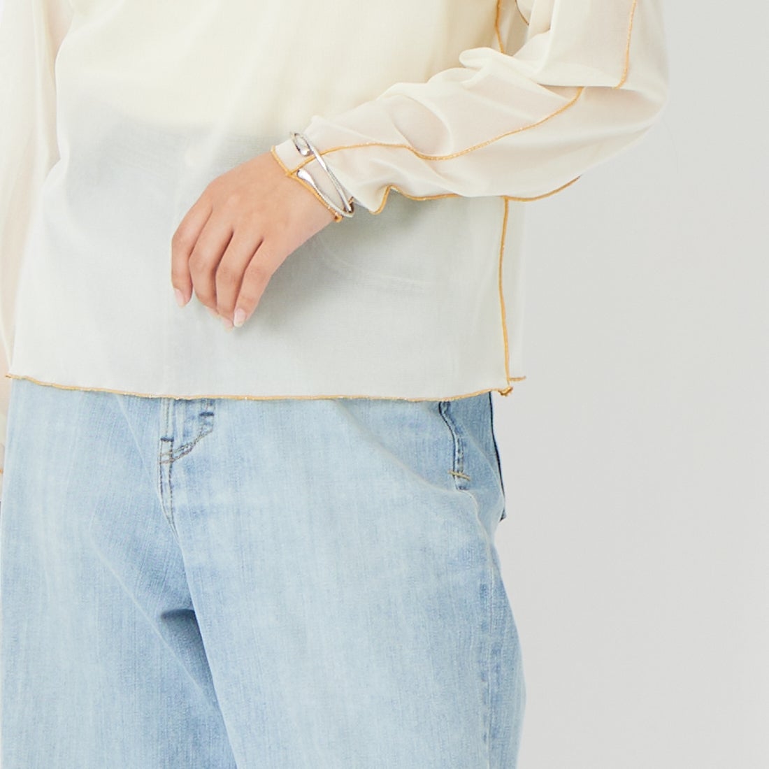 KHA:KI [カーキ] カラーステッチ シアートップ [MIL26HCS3484] LTYELLOW &&モデル身長：162cm 着用サイズ：1&&