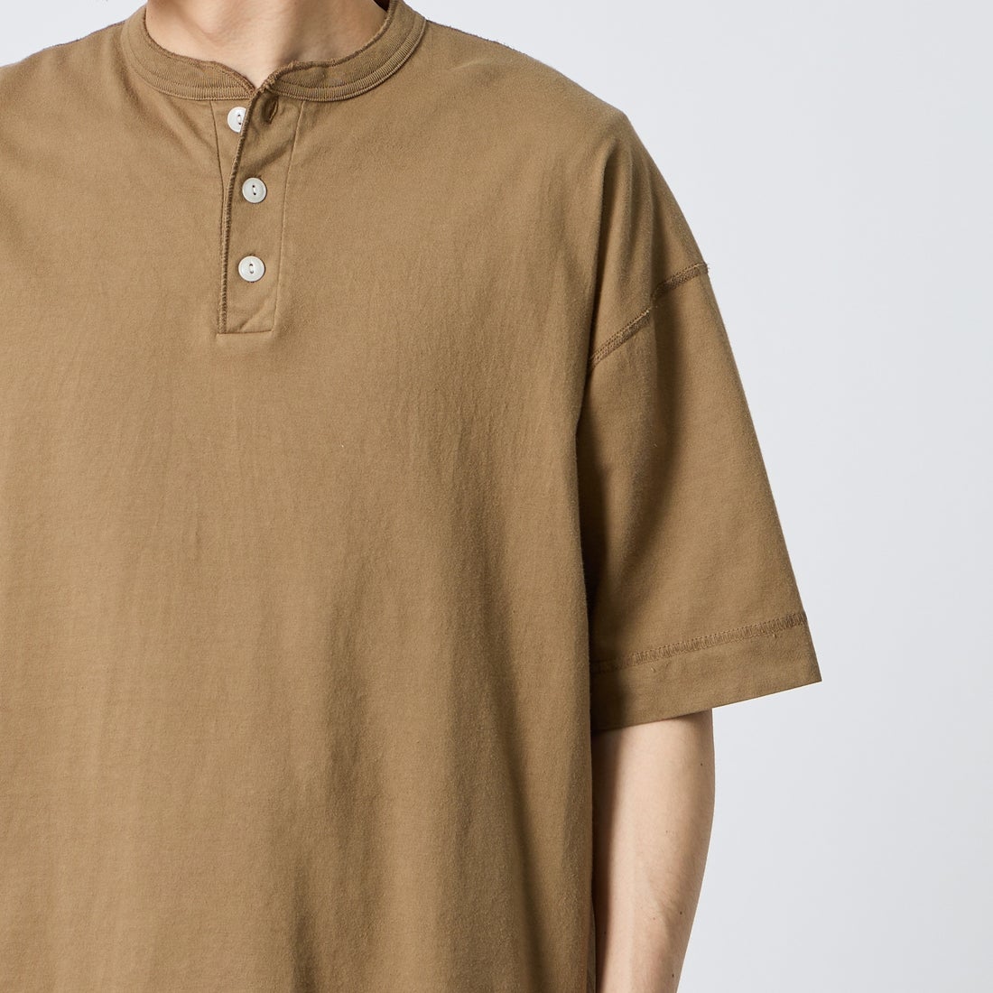 Health knit [ヘルスニット] 別注 ビックシルエット ヘンリーネックTシャツ [HR26S-M232IN-JF] BEIGE &&モデル身長：168cm 着用サイズ：M&&