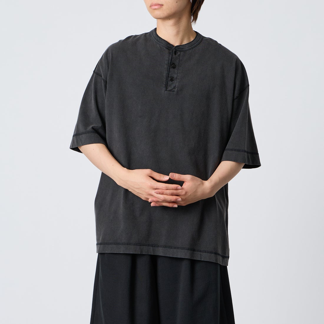 Health knit [ヘルスニット] 別注 ビックシルエット ヘンリーネックTシャツ [HR26S-M232IN-JF] BLACK &&モデル身長：177cm 着用サイズ：XL&&