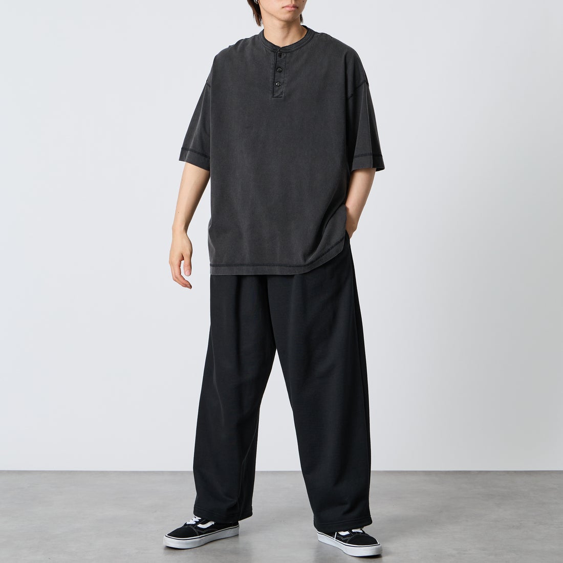 Health knit [ヘルスニット] 別注 ビックシルエット ヘンリーネックTシャツ [HR26S-M232IN-JF] BLACK &&モデル身長：177cm 着用サイズ：XL&&